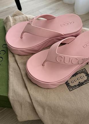 Оригінальні шльопанці gucci, нові. рожевого кольору. коробка, пильник