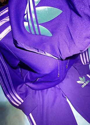 Спортивний костюм adidas originals у насиченому фіолетовому кольорі — стильний вінтажний комплект для яскравого повсякденного та спортивного образу.
