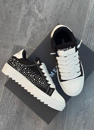 Numeris studded black