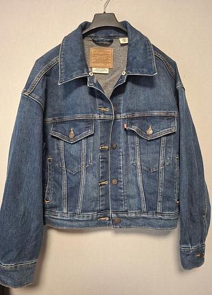 Джинсовая куртка (куртка-тракер) от бренда levi's premium выполнена в классическом синем цвете,размер s.