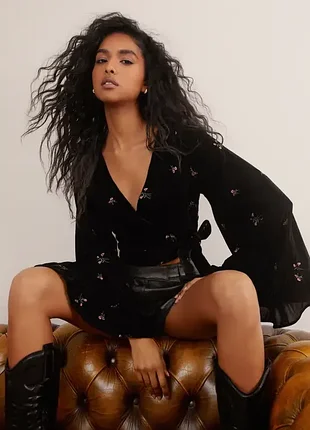 Жіночий чорний оксамитовий кроп-топ із вишивкою та воланами nasty gal розмір 32