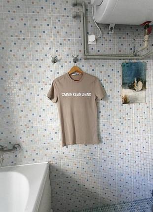 Футболка calvin klein.