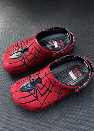 Жіночі крокси класік людина павук crocs marvel x  spider-man classic clogs