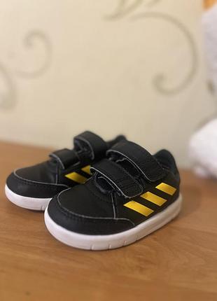 Кросівки для хлопчиків adidas чорні, розмір 22, довжина устілки 14 см