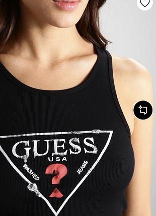 Чорна бавовняна майка від бренду guess із фірмовим трикутним логотипом на грудях
