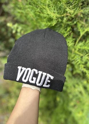 Чорна шапка-біні з написом «vogue»