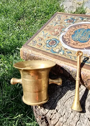Небольшая старинная латунная ступка с пестиком.