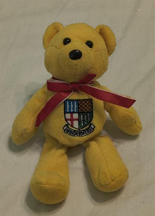 Sampson souvenirs limited - windermere - м'яка плюшева колекційна іграшка - ведмедик з бантом  - 20 см