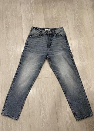 Джинсы mom fit sinsay синього кольору розмір 32
