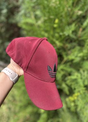 Бордова кепка adidas з вишивкою