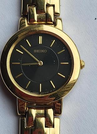 Женские кварцевые наручные часы seiko в золотистом корпусе с черным циферблатом, под ремонт