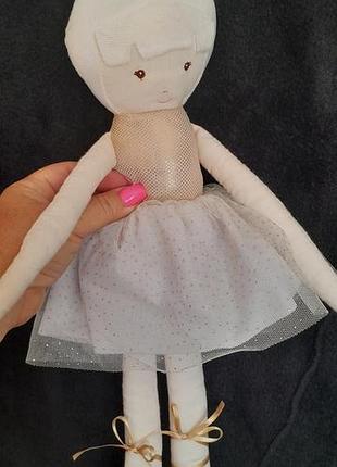 Мягкая игрушка кукла балерина бренда alimrose (модель серии baby ballerina) zeeman с белой пышной юбкой и золотистым ободком.