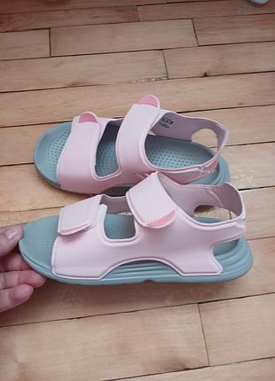 Легкі босоніжки  від adidas