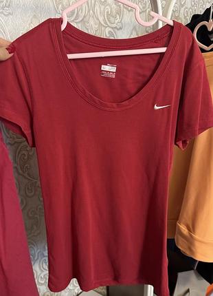 Футболка nike fit dry вишневого кольору