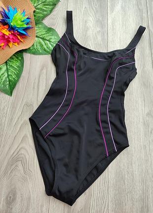 Слитный черный купальник fabiani 38c с изящными розовыми и фиолетовыми изгибами по бокам