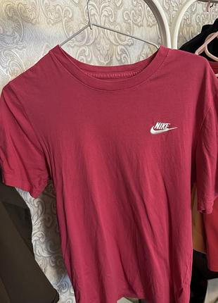 Футболка nike tee малинова