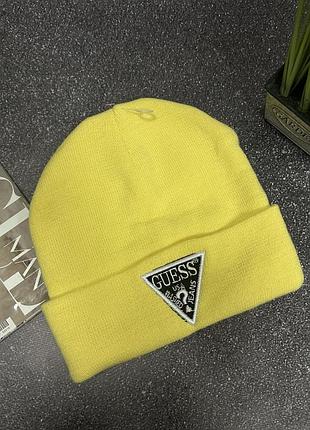 Шапка в стилі guess