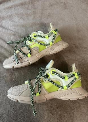 Яркие брендовые кроссовки lacoste