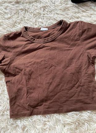 Коричнева базова футболка-кроп cotton on  бренд: cotton on  розмір: s  колір: коричневий (шоколадний)