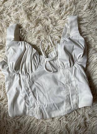 Білий корсетний топ bershka  бренд: bershka  розмір: xs (eur xs / usa xs / mex 24)  колір: молочно-білий