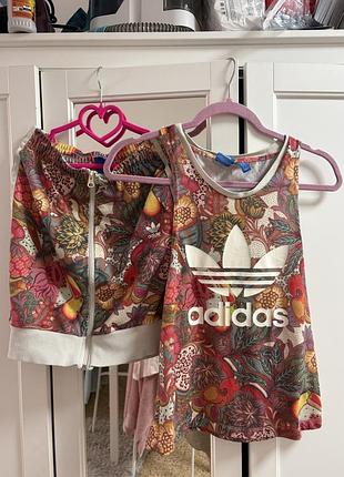 Комплект одягу з яскравим тропичним принтом від бренду [adidas originals x the farm company (коллекція fugiprabali)