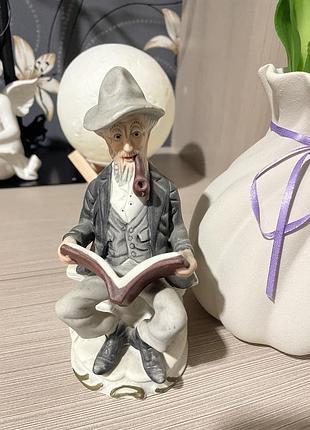 Порцелянова статуетка «дідусь з люлькою та книгою» фарфорова фігурка (ретро декор)