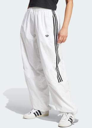 Оригінал жіночі спортивні штани adidas adicolor teamgeist oversized track jd0257 оригинал адидас білі повсякденні легкі плащовка базові літо осінь xs