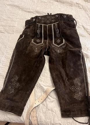 Німецькі ледергозе (lederhosen) — традиційні шкіряні штани, які ідеально підійдуть для октоберфесту, фестивалів або колоритних фотосесій.