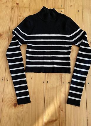 Жіночий укорочений светр pull&bear у горизонтальну чорно-білу смужку з високим коміром (гольф). m