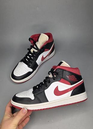 Высокие кроссовки nike air jordan 1 mid в расцветке «chicago toe»