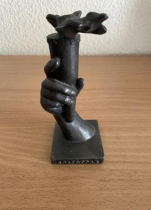 Касли…настольная статуэтка «рука с факелом (вечный огонь / слава)», выпущенная в ссср