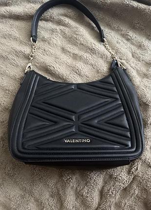 На зображенні представлена чорна жіноча сумка-хобо бренду valentino bags (лінійка souvenir re)