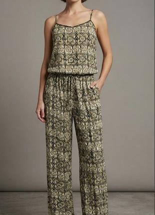 Класний ,брючний комбінезон. river island