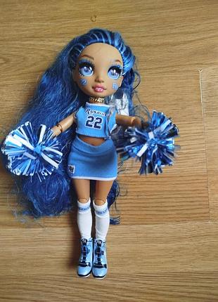 Лялька мосту хай скай бредшоу cheerleader rainbow high cheer skyler bradshaw – blue cheerleader fashion doll