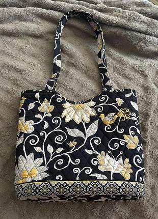 На зображенні показано стьобану сумку бренду vera bradley у вінтажному дизайні з принт-візерунком «yellow bird» (випущеному приблизно у 2008–2009 р