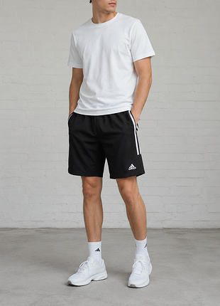 Фирменные спортивные шорты adidas