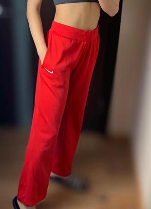 Жіночі спортивні штани nike червоні кльош спортивки найк вінтаж adibreak2 фото
