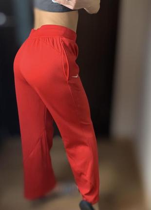 Жіночі спортивні штани nike червоні кльош спортивки найк вінтаж adibreak3 фото