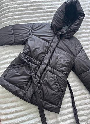 Коричневий (шоколадний) об’ємний пуховик / куртка з капюшоном та поясом