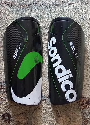 Щитки футбольные сондико sondico aerolite чёрные с белым и зелёным