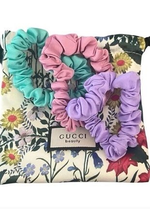 New gucci gwp beauty floral pouch with purple, green, &amp; pink scrunchies набор резинок для волос в фирменном мешочке