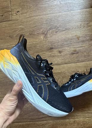 Бігові чоловічі кросівки asics novablast