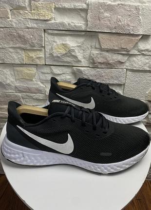 Оригінальні кросівки nike revolution
