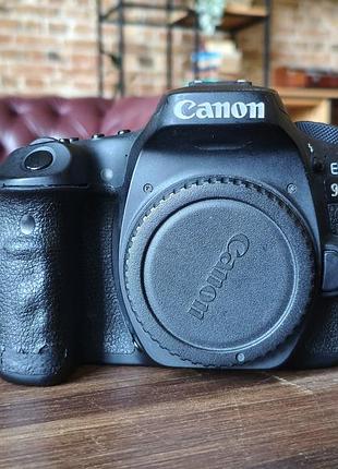 Камера canon 90d та об'єктив "kit" 18-55mm в комплекті також 3 акуми (1 ориг+2 power plant) та зарядка shutter count - 61170.