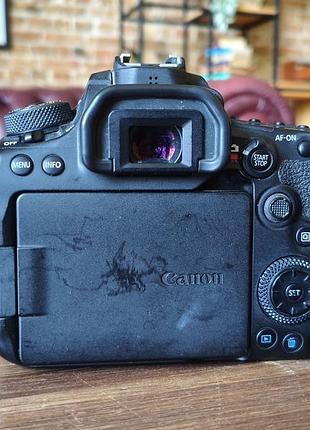 Камера canon 90d та об'єктив "kit" 18-55mm в комплекті також 3 акуми (1 ориг+2 power plant) та зарядка shutter count - 61170. 4