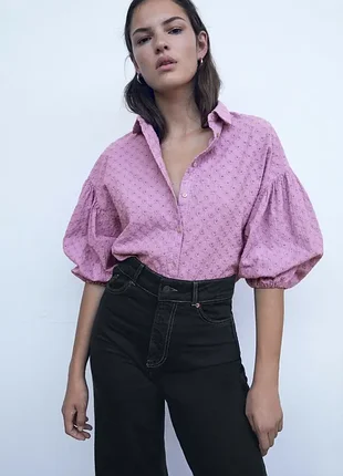 Сиреневая блуза от бренда zara выполнена из легкой хлопковой ткани с перфорированной вышивкой ришелье
