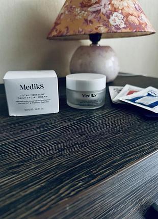 Щоденний зволожувальний крем для обличчя для всіх типів шкіри medik8 total moisture daily facial cream 50 мл