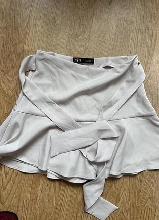 Коротка спідниця з прихованими шортиками бренду zara