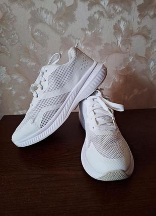 Жіночі кросівки