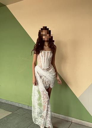 Сукня зі шлейфом
